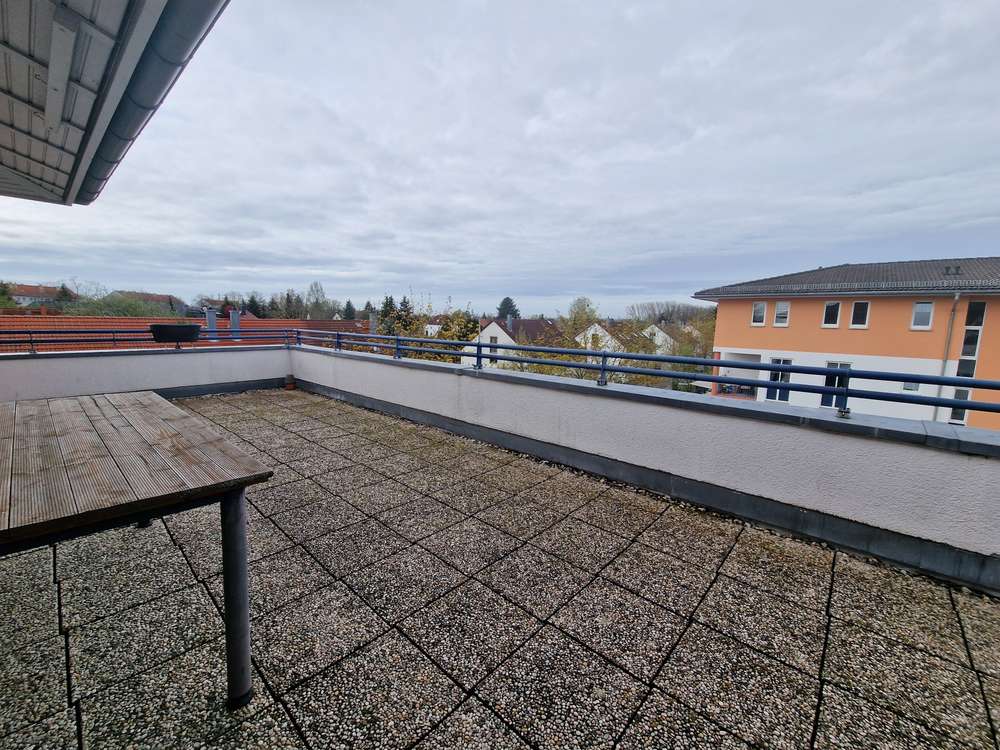Rund 35 m² große Dachterrasse der Penthousewohnung in Taucha mit Blick über die Wohnanlage und das Umland